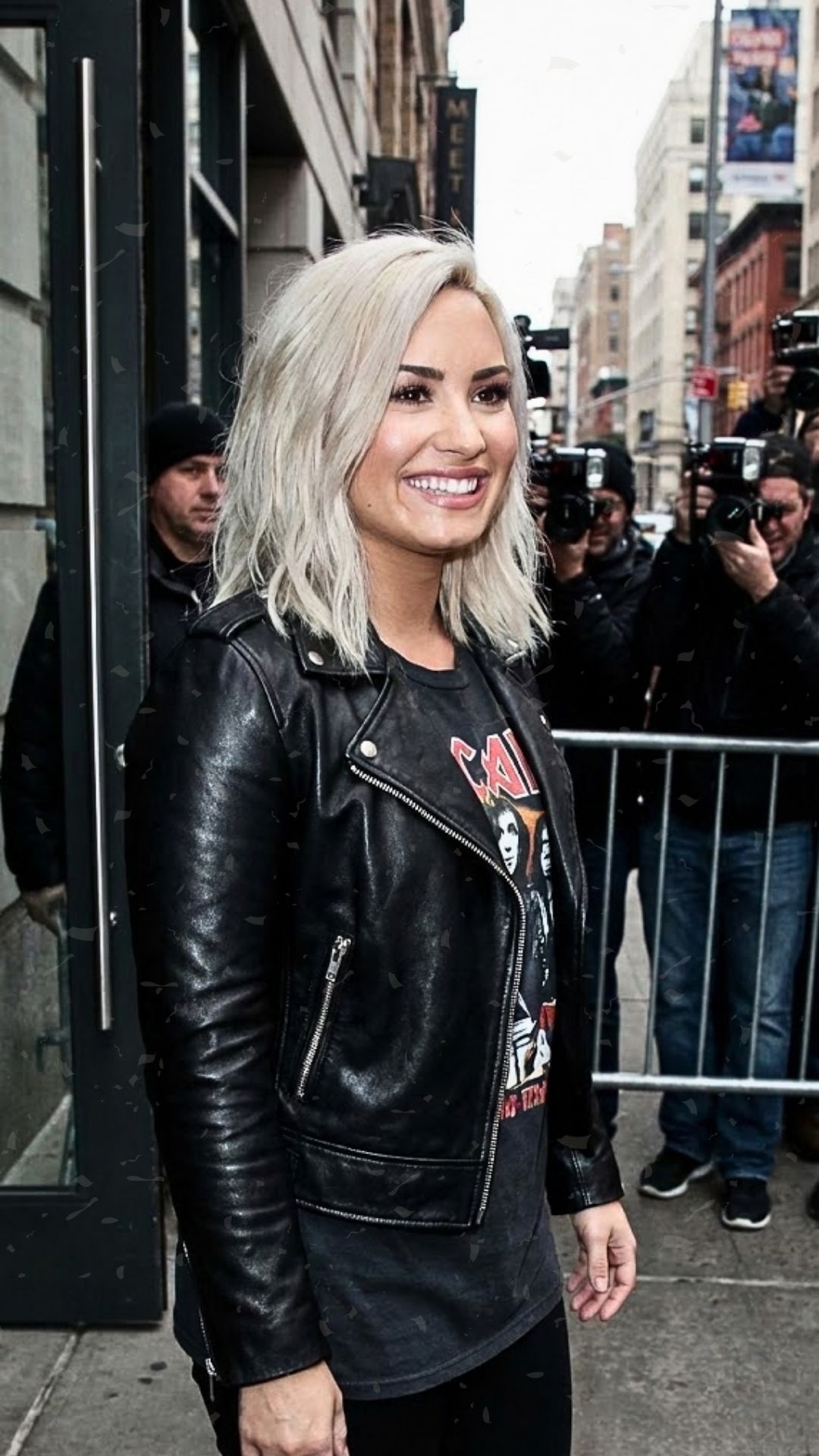 Demi Lovato Debuts a Bold New Blonde Look