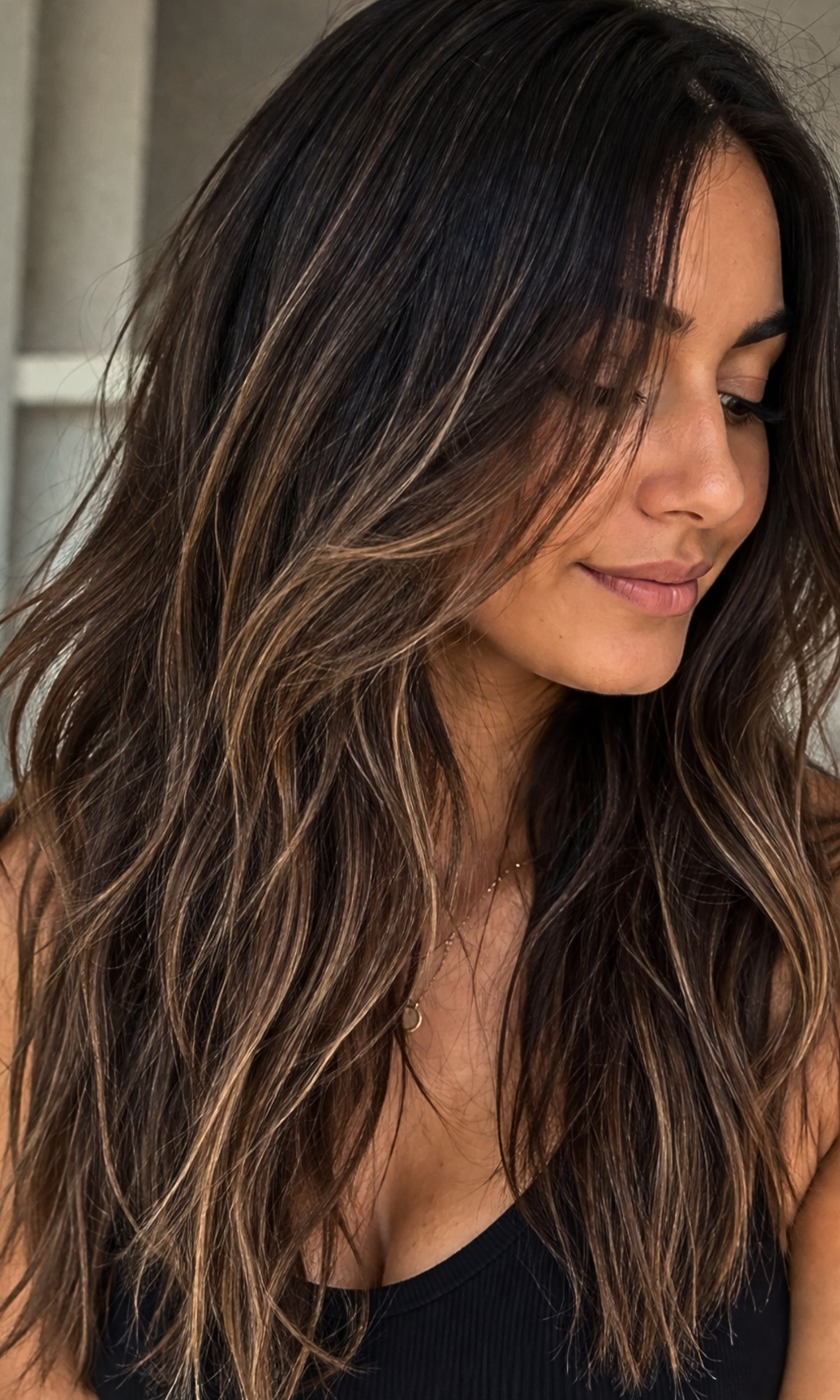 Lived-In Highlights for Dark Hair: Effortless Glow Without the Fuss